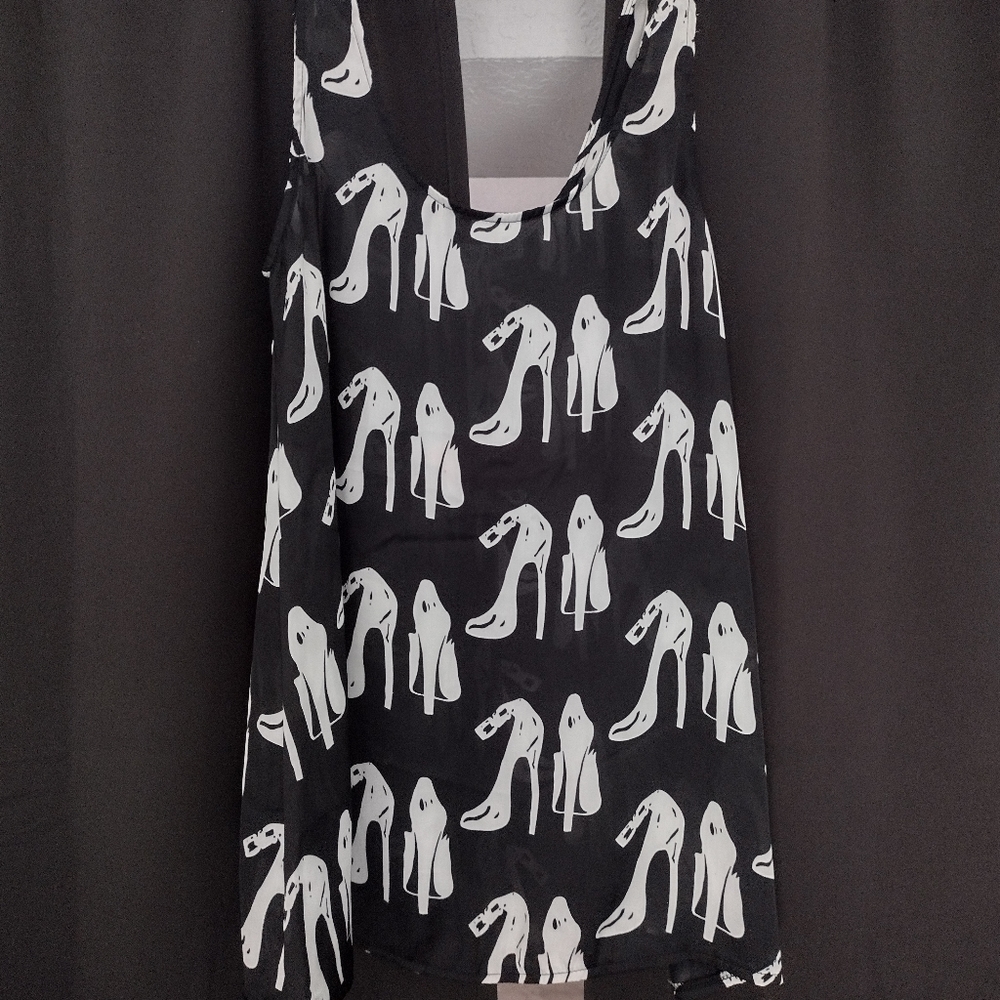 Kling black blouse with heels on it